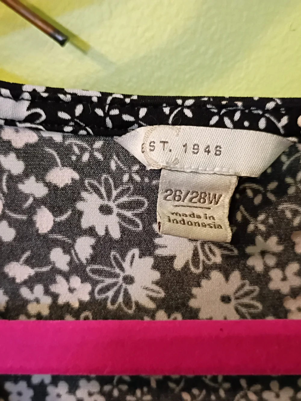 Women’s Black & White Floral V-Neck Top Size 26/28 - Picture 2 of 3